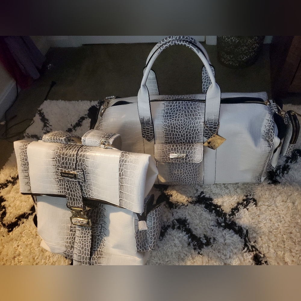 Elegant Tote And Carry White and Gray Crocodile Pattern Bag Set